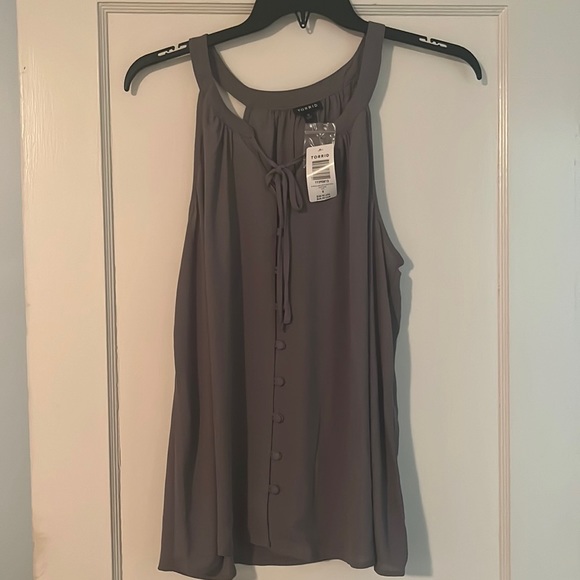 Torrid - GREY GEORGETTE BUTTON-LOOP TANK - Picture 1 of 4